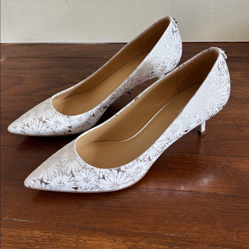 Michael Kors Flex Dorothy White Silver Mid Heels Pumps Wedding Daisies Size 8.5